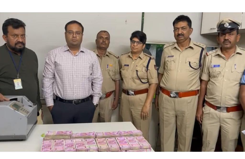 ಹಿರೇಬಾಗೇವಾಡಿ ಟೋಲ್ ಗೇಟ್ ನಲ್ಲಿ ದಾಖಲೆರಹಿತ ಎರಡು ಕೋಟಿ ನಗದು ವಶ