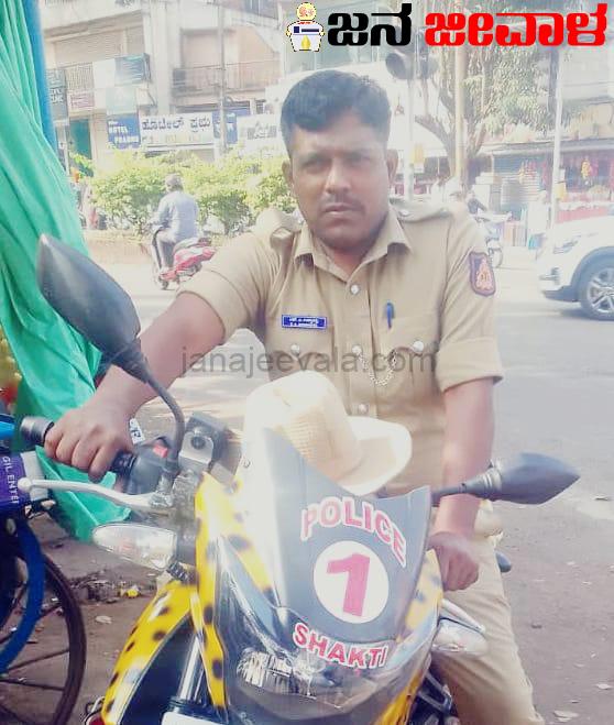 ರಸ್ತೆ ಅಪಘಾತ: APMC ಪೊಲೀಸ್ ಪೇದೆ ಸಾವು..!  ನಾವಲಗಟ್ಟಿಯಲ್ಲಿ ಮಡುಗಟ್ಟಿದ ಮೌನ..!