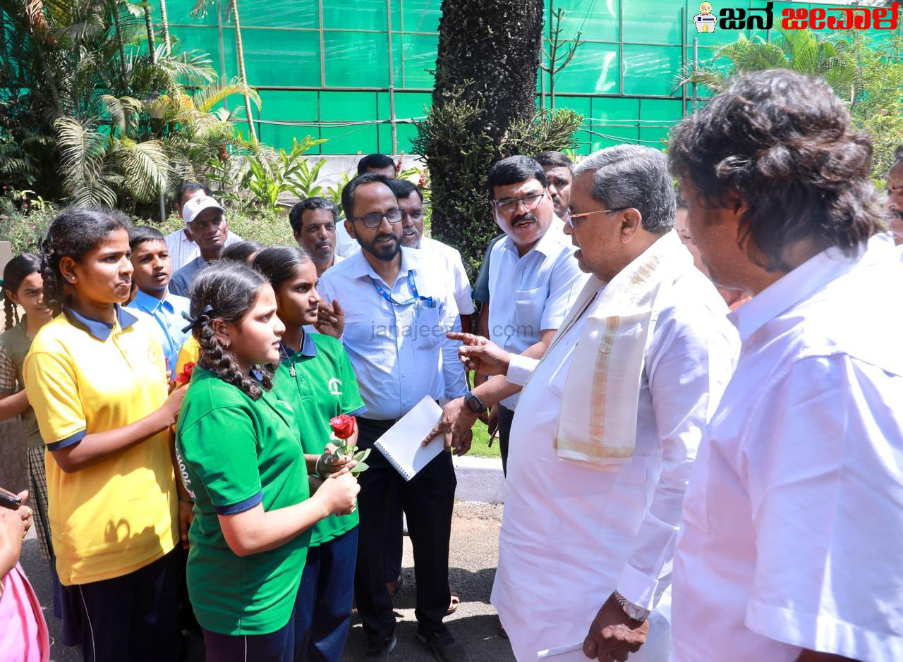 ಸಿದ್ದರಾಮಯ್ಯ, ಮಧು ಬಂಗಾರಪ್ಪ ಅವರ ಕಾಳಜಿಯ ಕ್ರಾಂತಿಕಾರಕ ನಮ್ಮ ಶಾಲೆ ನಮ್ಮ ಜವಾಬ್ದಾರಿ- ಸರ್ಕಾರಿ ಶಾಲೆಗಳ ಅಭಿವೃದ್ಧಿ ಹಾಗೂ ಬಲವರ್ಧನೆ ಕಾರ್ಯಕ್ರಮಕ್ಕೆ ಚಾಲನೆ : ಸಿದ್ದರಾಮನಹುಂಡಿ, ಕುಪ್ಪೆಗಾಲ ಶಾಲೆಗೆ 10 ಲಕ್ಷ ರೂ. ದೇಣಿಗೆ ನೀಡಿದ ಸಿಎಂ