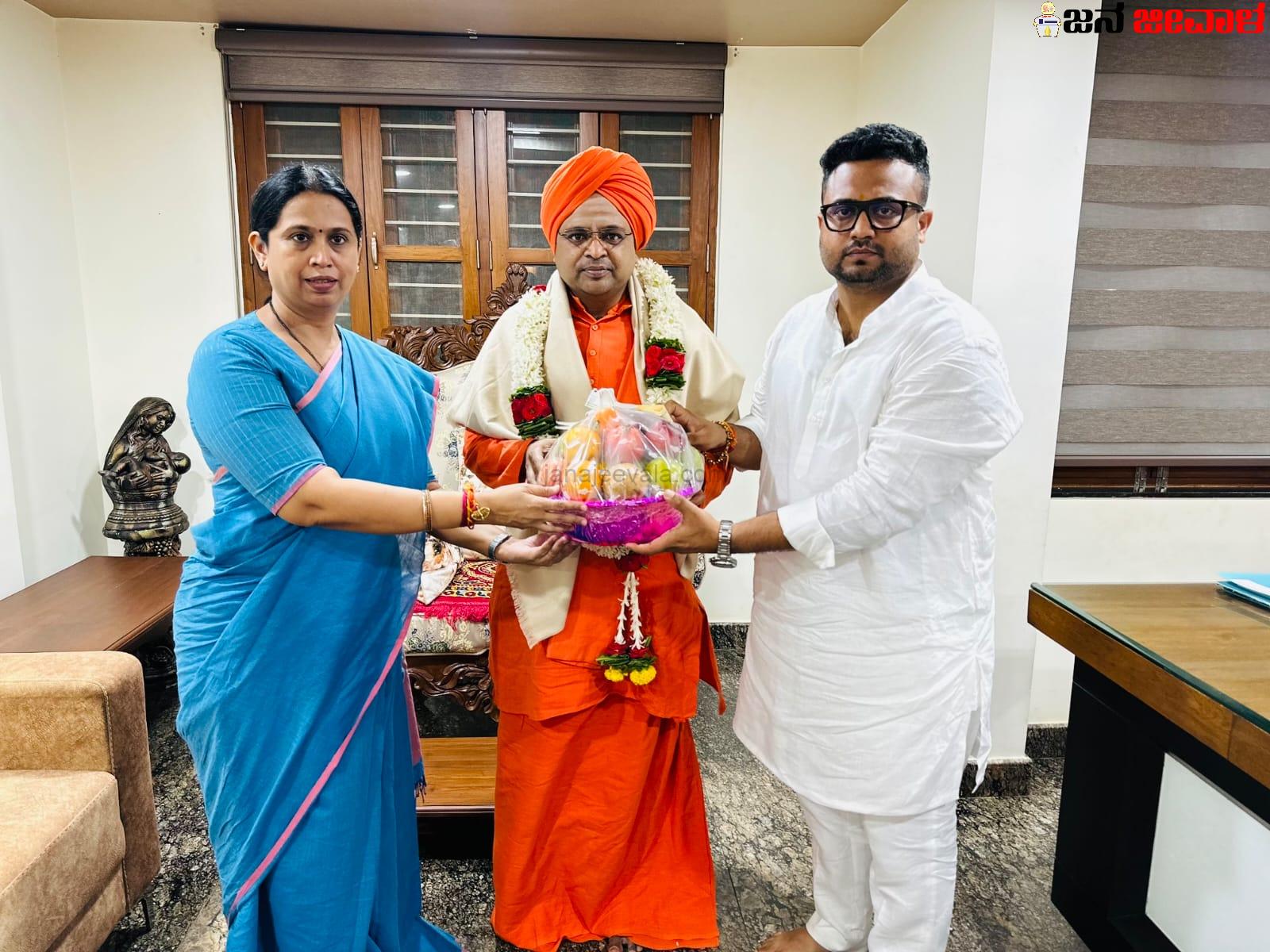 ಕಾರಂಜಿ ಮಠ, ರುದ್ರಾಕ್ಷಿಮಠದ ಶ್ರೀಗಳ ಆಶೀರ್ವಾದ ಪಡೆದ ಮೃಣಾಲ ಹೆಬ್ಬಾಳಕರ್