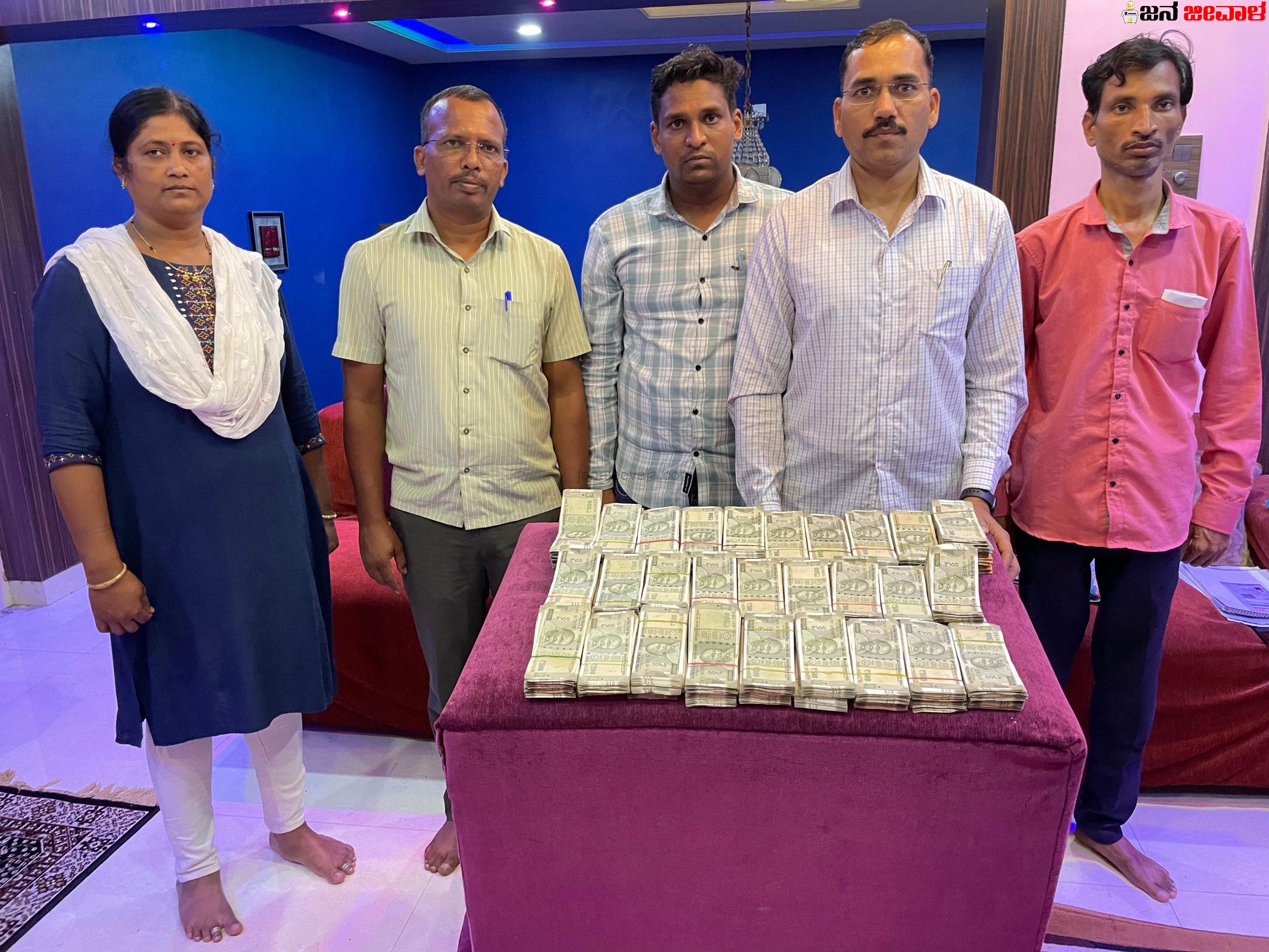 ಗ್ರಾಪಂ ಸದಸ್ಯರಿಂದ ಲಂಚ ಪಡೆಯುತ್ತಿದ್ದ ಲಂಚಬಾಕ ಅಧಿಕಾರಿ ಲೋಕಾಯುಕ್ತ ಬಲೆಗೆ