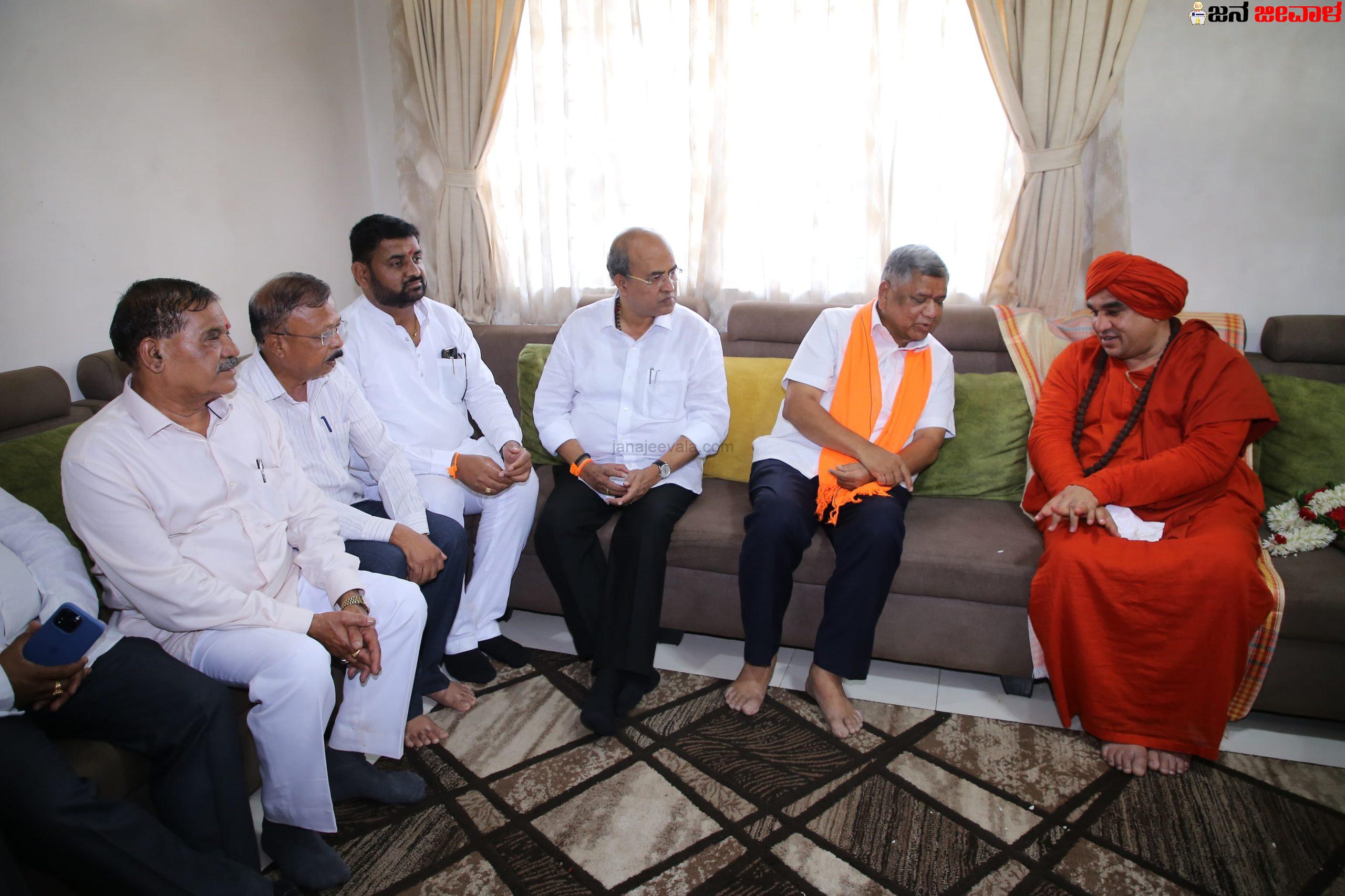ಪಂಚಮಸಾಲಿ ಸ್ವಾಮೀಜಿಯವರನ್ನು ಭೇಟಿಯಾದ ಶೆಟ್ಟರ್