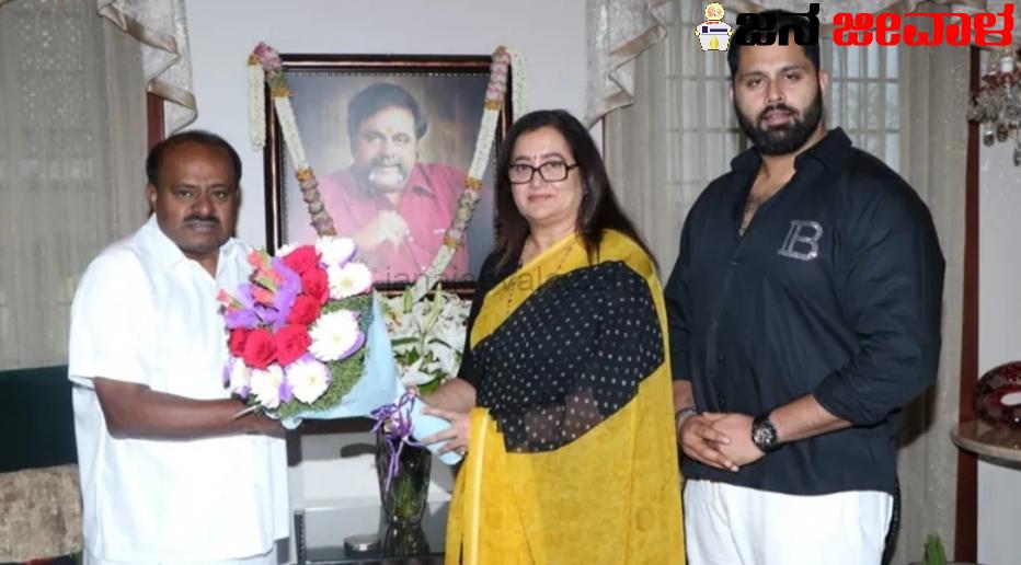 ಭಾರೀ ಬೆಳವಣಿಗೆ : ಮುನಿಸು ಮರೆತು ಸುಮಲತಾ ಭೇಟಿಯಾದ ಎಚ್‌ಡಿಕೆ