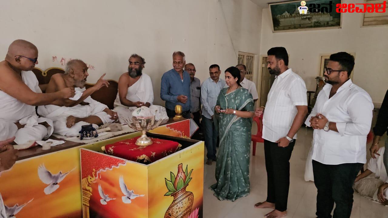 ಜೈನ ಮುನಿಗಳ ಆಶೀರ್ವಾದ ಪಡೆದ ಮೃಣಾಲ ಹೆಬ್ಬಾಳಕರ್