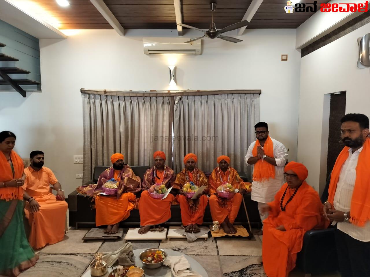 ನಾಮಪತ್ರ ಸಲ್ಲಿಕೆಗೂ ಮುನ್ನ ಗೋಪೂಜೆ : ಮನೆಯಲ್ಲಿ ಮಠಾಧೀಶರ ಪಾದಪೂಜೆ ಮಾಡಿದ ಸಚಿವೆ ಲಕ್ಷ್ಮೀ ಹೆಬ್ಬಾಳ್ಕರ್ ಪುತ್ರ