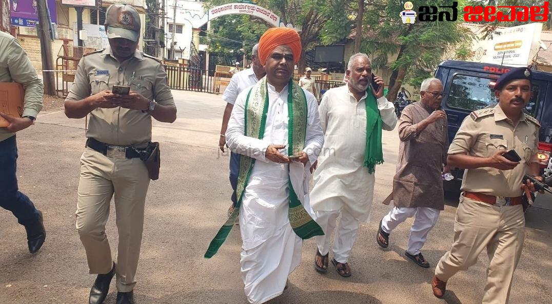 ಕೊನೆಗೂ ನಾಮಪತ್ರ ಸಲ್ಲಿಸಿದ ಸ್ವಾಮೀಜಿ