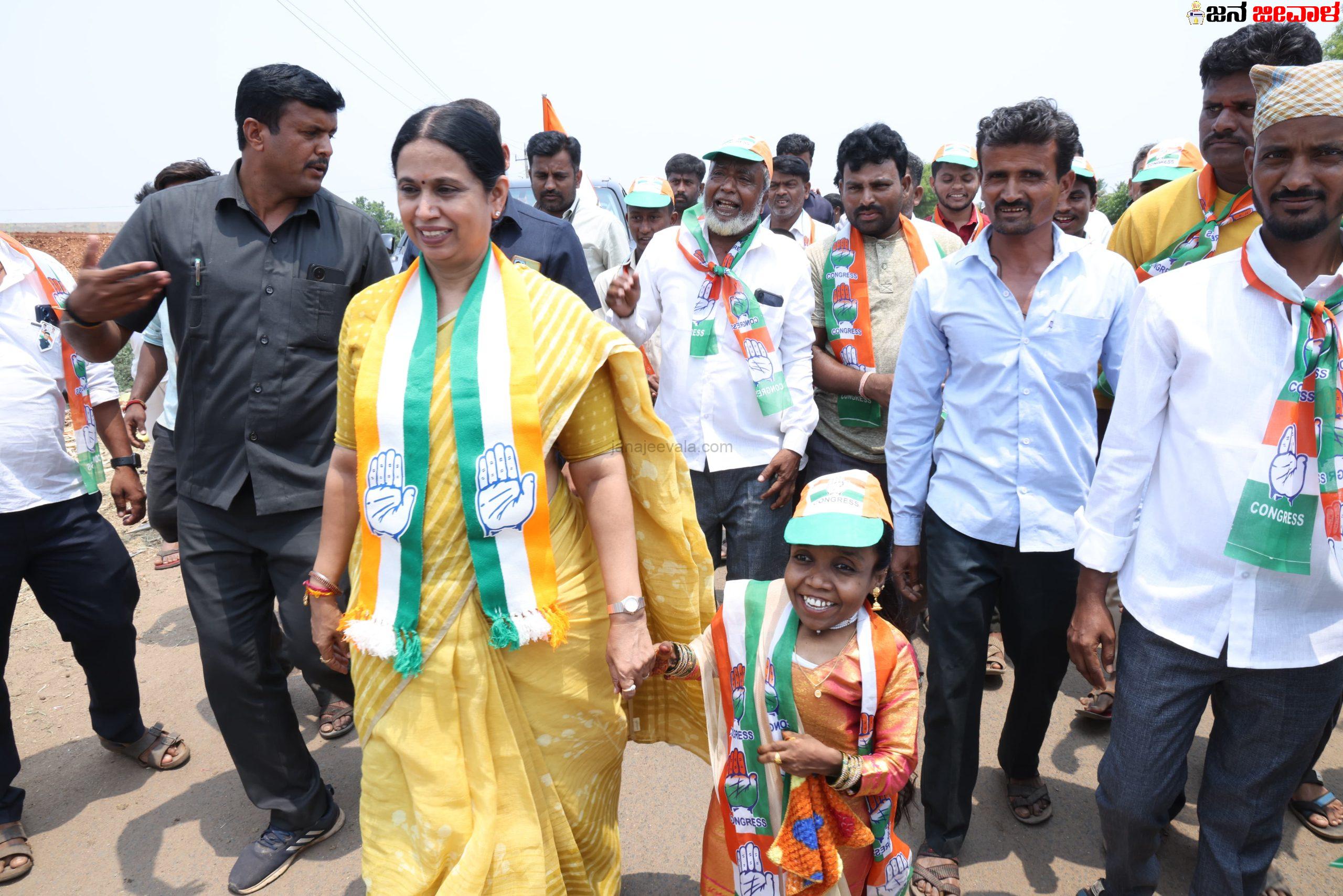 ವಿಶೇಷ ಚೇತನಳ ಕೈ‌ಹಿಡಿದು ನಡೆದ ಸಚಿವೆ ಲಕ್ಷ್ಮೀ ಹೆಬ್ಬಾಳ್ಕರ್-ಹಂಪಿಹೊಳಿಯಲ್ಲಿ ಸಚಿವರೊಂದಿಗೆ ರೋಷನ್ ಬೀ ಹೆಜ್ಜೆ