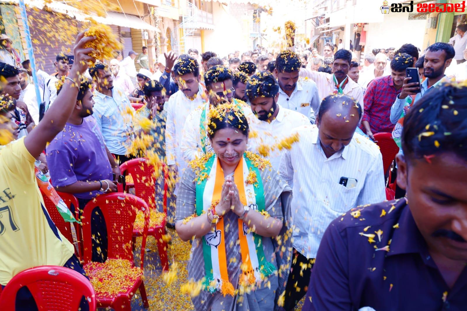 ಕಾಂಗ್ರೆಸ್ ಗ್ಯಾರಂಟಿಗಳಿಗೆ ಹಳ್ಳಿ ಹಳ್ಳಿಯಲ್ಲಿ ಜೈಕಾರ: ಸಚಿವೆ ಲಕ್ಷ್ಮೀ ಹೆಬ್ಬಾಳಕರ್ ಹೋದಲ್ಲೆಲ್ಲ ಮಮಕಾರ