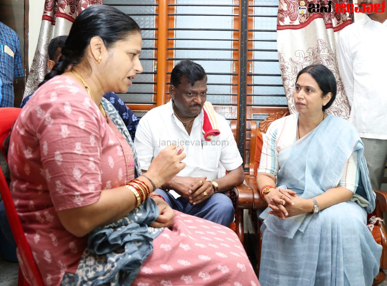 ನೇಹಾ ಕುಟುಂಬದವರನ್ನು ಭೇಟಿಯಾಗಿ ಸಾಂತ್ವನ ಹೇಳಿದ ಹೆಬ್ಬಾಳ್ಕರ್