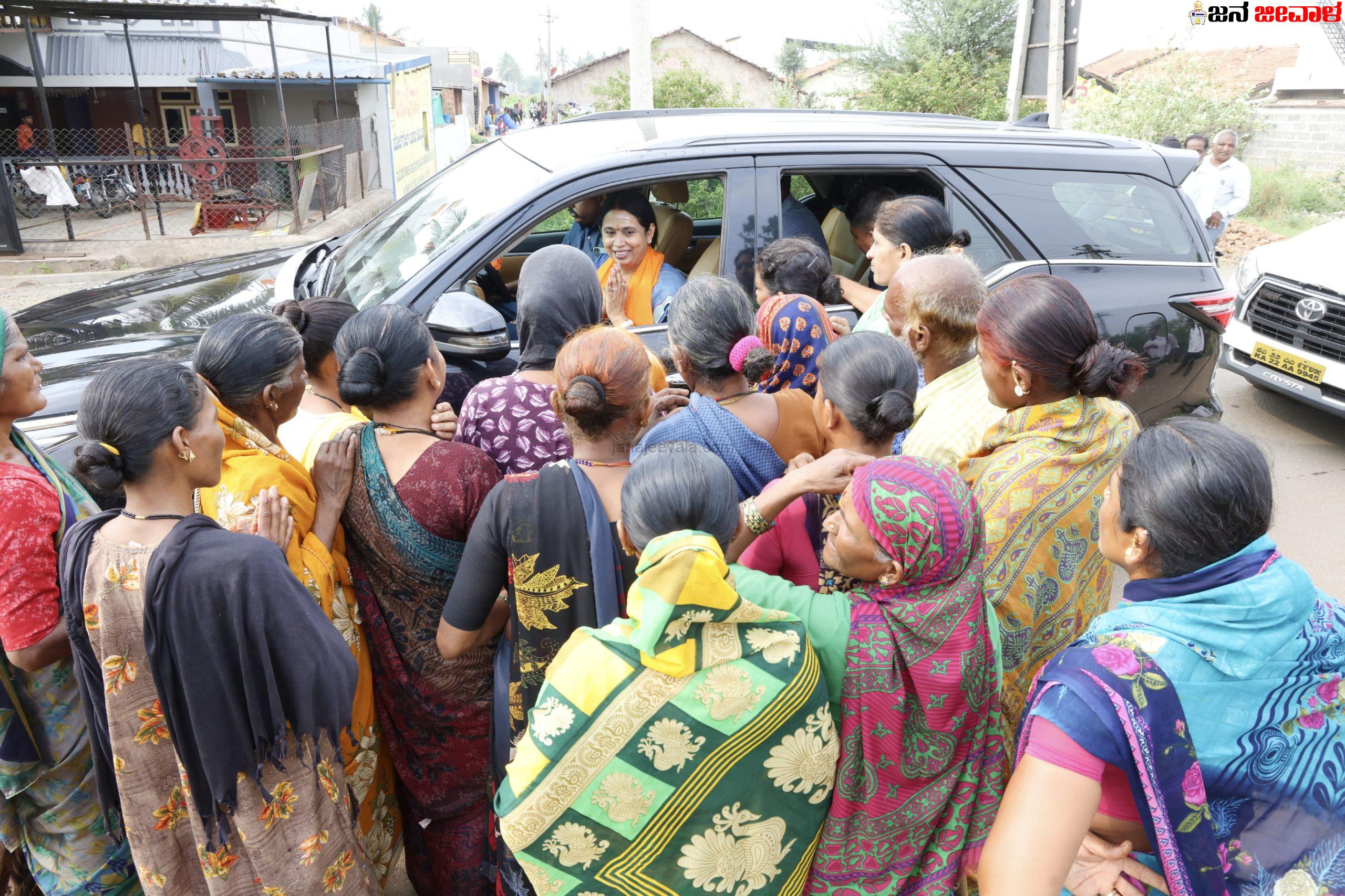 ನಿಮ್ಗೆ ವೋಟ್ ಹಾಕ್ದೆ ಇನ್ಯಾರಿಗೆ ಹಾಕಲಿ ಅವ್ವ, ನಿಮ್ಮ ಹೆಸರು ಹೇಳಿ ಊಟಾ ಮಾಡ್ತಾ ಇದ್ದೇವಿ ತಾಯಿ-ಗೃಹಲಕ್ಷ್ಮಿ ಫಲಾನುಭವಿಗಳಿಂದ ಸಚಿವೆ ಲಕ್ಷ್ಮೀ ಹೆಬ್ಬಾಳ್ಕರ್ ಗೆ ಅಭಯ