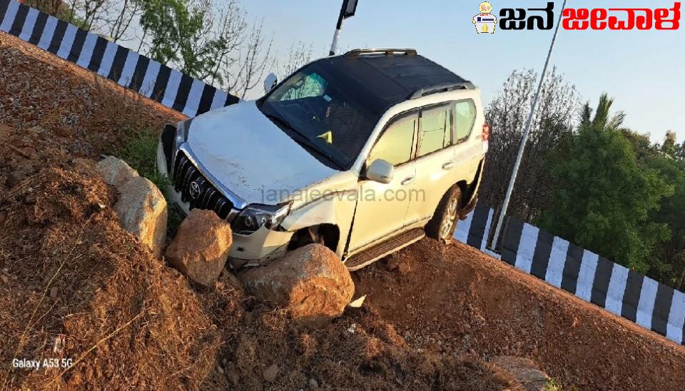 ಶಾಸಕ ಎ.ಆರ್. ಕೃಷ್ಣಮೂರ್ತಿ ಕಾರು ಅಪಘಾತ; ಚಲಿಸುತ್ತಿದ್ದಾಗಲೇ ಕಾರ್‌ ಟೈರ್‌ ಸ್ಫೋಟ