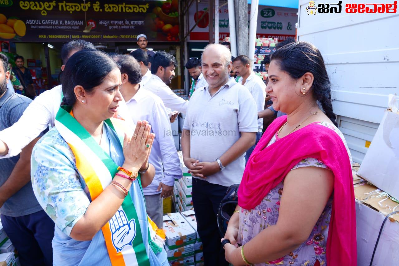 ಬಾಜಿ ಮಾರ್ಕೆಟ್, ಪುಷ್ಪ ಹರಾಜು ಕೇಂದ್ರ, ಫ್ರೂಟ್ ಹೋಲ್ ಸೆಲ್ ಮಾರ್ಕೆಟ್ ಗಳಲ್ಲಿ ಸಚಿವೆ ಲಕ್ಷ್ಮೀ ಹೆಬ್ಬಾಳಕರ್ ಪ್ರಚಾರ- ಸಚಿವರಿಗೆ ರಾಜು ಸೇಠ್, ಪ್ರೊ.ರಾಜೀವ್ ಗೌಡ ಸಾಥ್
