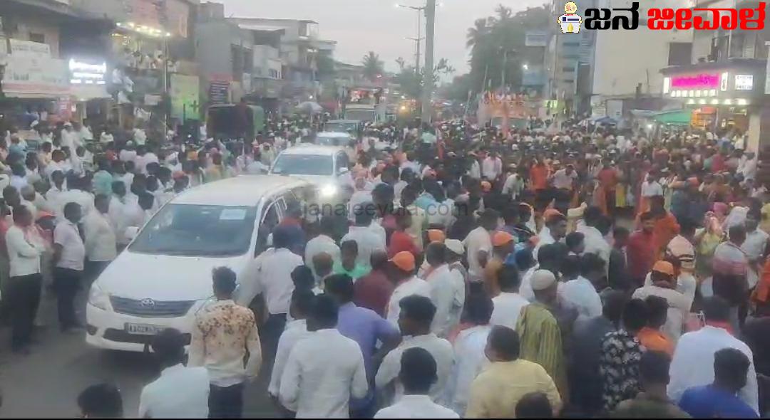 ಮೂಡಲಗಿಯಲ್ಲಿ ಬೃಹತ್ ರೋಡ್ ಶೋ- ಜಗದೀಶ್ ಶೆಟ್ಟರ್ ಶಕ್ತಿ ಪ್ರದರ್ಶನ :  ಬೆಳಗಾವಿಯನ್ನು 2 ನೇ ರಾಜಧಾನಿಯನ್ನಾಗಿಸುವ ಪ್ರಮಾಣ ಮಾಡಿದ ಶೆಟ್ಟರ್