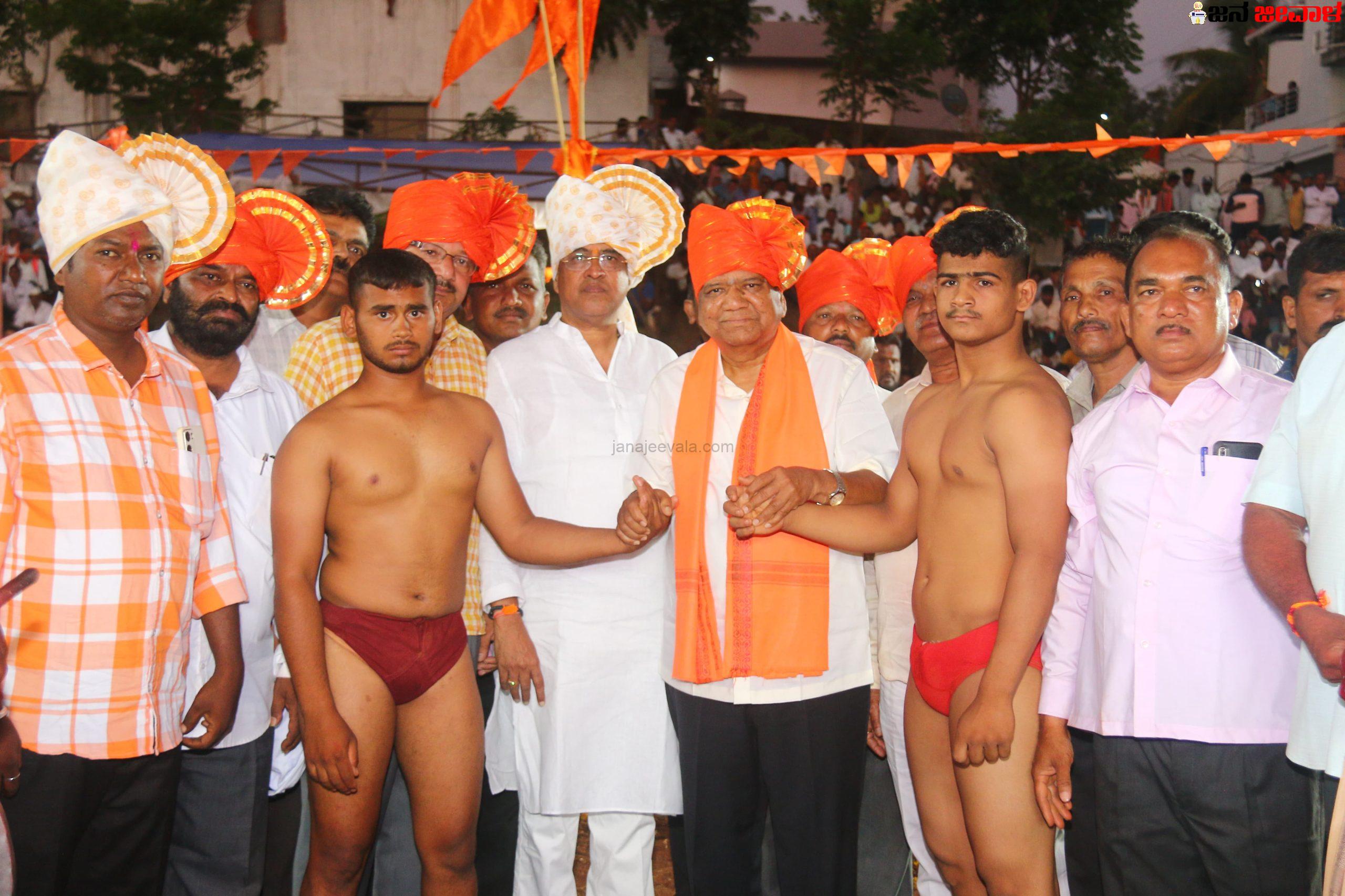 ಜಾತ್ರೆಯಲ್ಲಿ ಭಾಗಿಯಾಗಿ ಕುಸ್ತಿ ಪಂದ್ಯ ವೀಕ್ಷಿಸಿದ ಜಗದೀಶ ಶೆಟ್ಟರ್