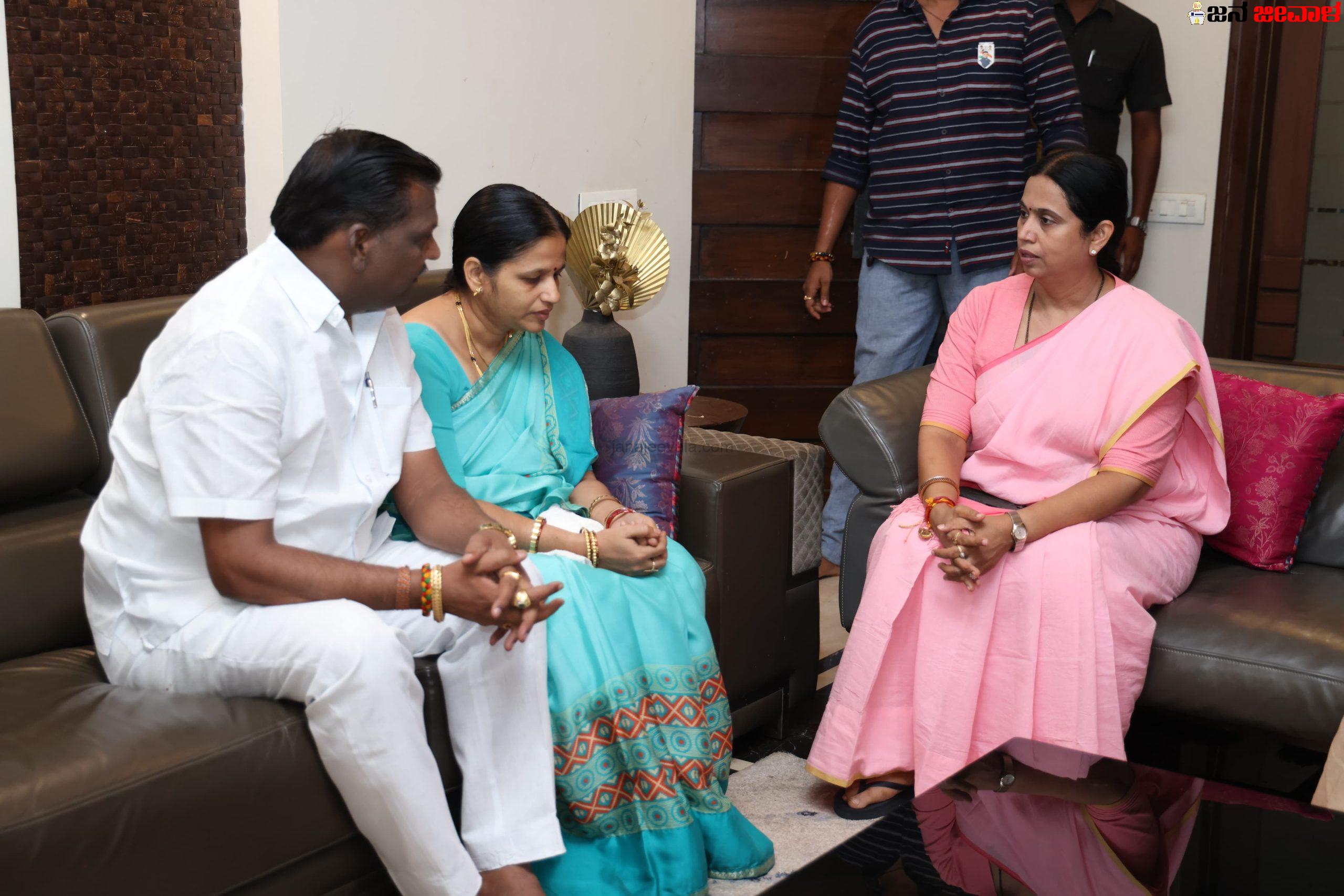 ಲಕ್ಷ್ಮೀ ಹೆಬ್ಬಾಳಕರ್ ಮನೆವರೆಗೂ ಬಂದು ಕೃತಜ್ಞತೆ ಸಲ್ಲಿಸಿದ ನೇಹಾ ಹಿರೇಮಠ ತಂದೆ-ತಾಯಿ