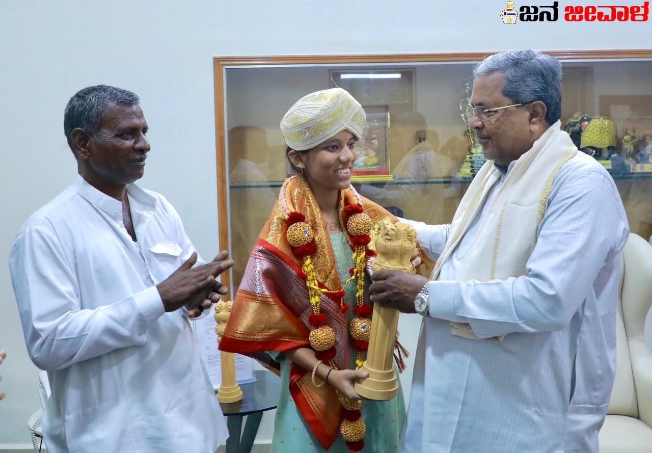 SSLC ಪ್ರಥಮ ಸ್ಥಾನ ಗಳಿಸಿದ ಅಂಕಿತಾಗೆ 5 ಲಕ್ಷ, ನವನೀತ್ ಗೆ 3 ಲಕ್ಷ ನೀಡಿ ಸನ್ಮಾನಿಸಿದ CM: ಇಬ್ಬರ ಶಿಕ್ಷಣಕ್ಕೆ ವೈಯಕ್ತಿಕ ನೆರವು-ಇಬ್ಬರೂ ಓದಿದ ಮೊರಾರ್ಜಿ ದೇಸಾಯಿ ಶಾಲೆಗಳ ಅಭಿವೃದ್ಧಿಗೆ ಒಂದೂವರೆ ಕೋಟಿ ರೂ. ಅನುದಾನ ಘೋಷಣೆ