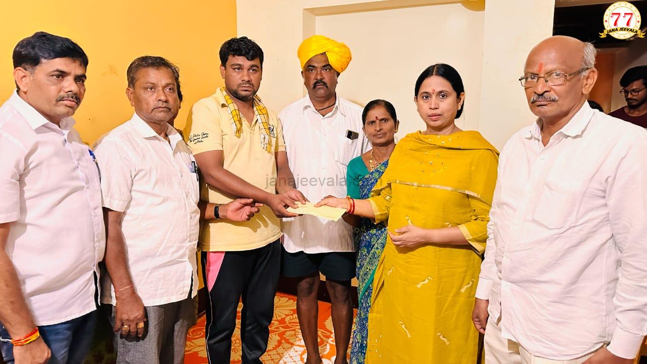 ಸಿಲಿಂಡರ್ ಸ್ಫೋಟಗೊಂಡು ದಂಪತಿ ಸಾವು ಕೇಸ್: ಮೃತರ ಕುಟುಂಬದವರನ್ನು ಭೇಟಿಯಾಗಿ ಸಾಂತ್ವನ ಹೇಳಿದ ಸಚಿವೆ ಲಕ್ಷ್ಮೀ ಹೆಬ್ಬಾಳ್ಕರ್