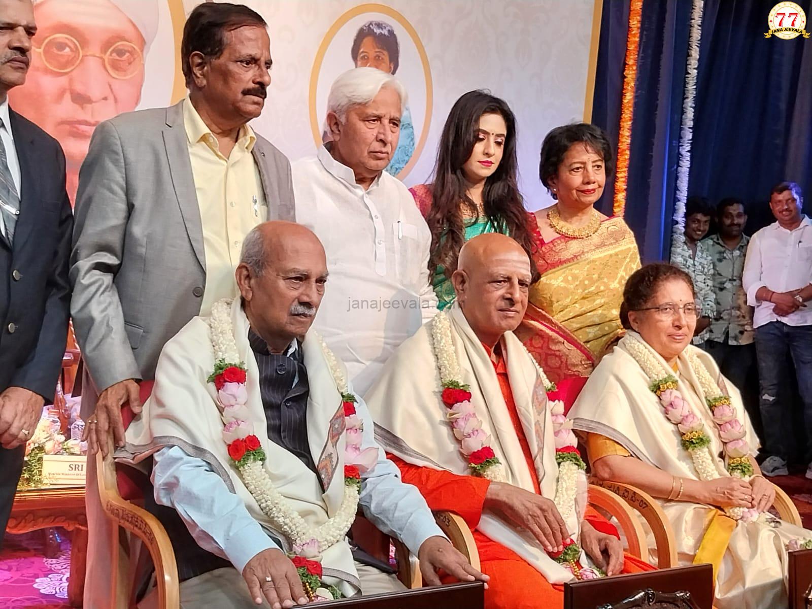 ಡಾ.ಪ್ರಭಾಕರ ಕೋರೆಯವರಿಗೆ ಡಾ.ಫ.ಗು.ಹಳಕಟ್ಟಿ ರಾಷ್ಟ್ರೀಯ ಪ್ರಶಸ್ತಿ ಪ್ರದಾನ