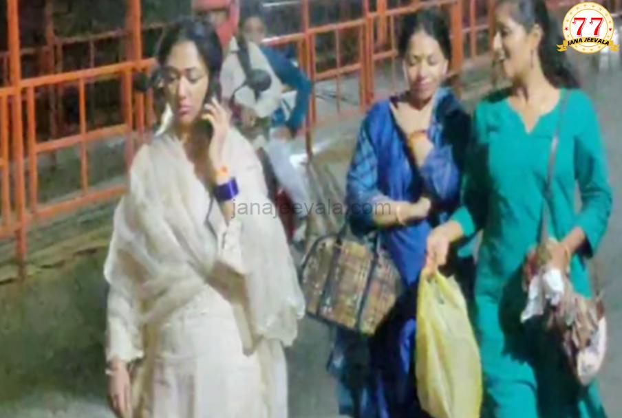 ಗಂಡನ ಬಿಡುಗಡೆಗೆ ಪ್ರಾರ್ಥಿಸಿ ದೇವಿ ದರ್ಶನ ಪಡೆದ ದರ್ಶನ್ ಪತ್ನಿ ವಿಜಯಲಕ್ಷ್ಮೀ : ವಿಶೇಷ ಪೂಜೆ ಸಲ್ಲಿಕೆ