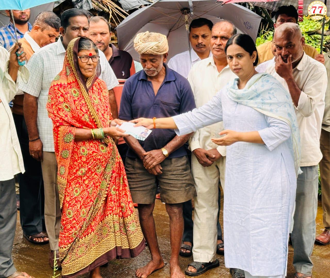 ಸಚಿವರ ನಡೆ ಪ್ರವಾಹ ಸಂತ್ರಸ್ತರ ಕಡೆ ; ಸಂಕಷ್ಟ ತೋಡಿಕೊಂಡ ಗ್ರಾಮಸ್ಥರು- ಸಕಾರಾತ್ಮಕವಾಗಿ ಸ್ಪಂದಿಸಿದ ಸಚಿವೆ ಲಕ್ಷ್ಮೀ ಹೆಬ್ಬಾಳಕರ್