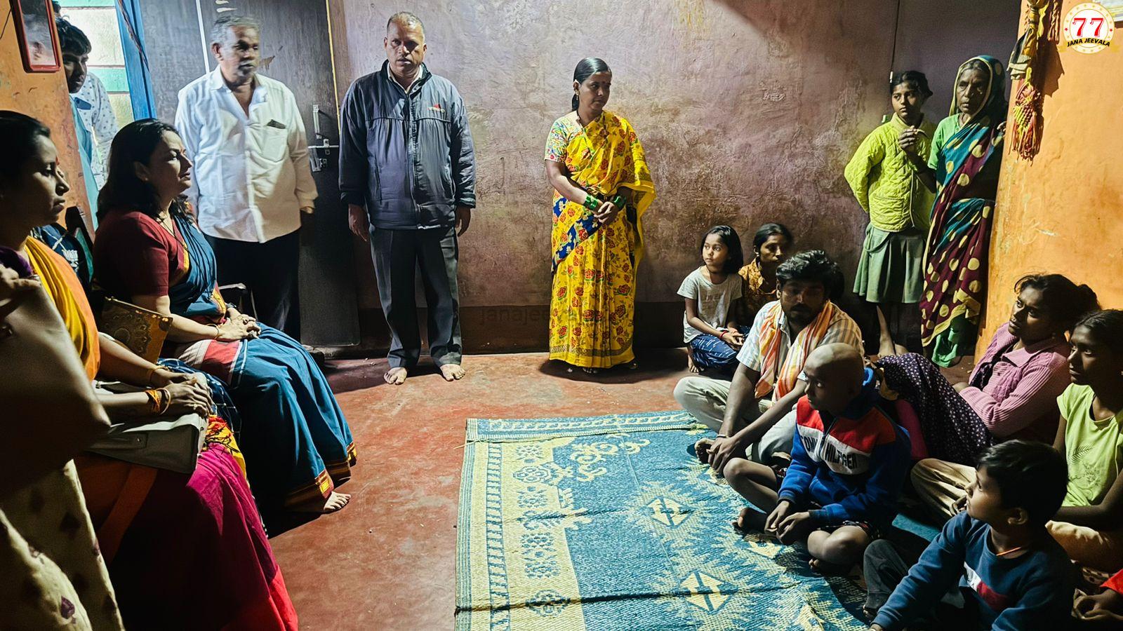 ಸುಳೇಬಾವಿಯಲ್ಲಿ ವಿದ್ಯುತ್ ಸ್ಪರ್ಶಿಸಿ ಮಹಿಳೆಯರ ಸಾವು: ಕುಟುಂಬಸ್ಥರನ್ನು ಭೇಟಿ ಮಾಡಿ ಸಾಂತ್ವನ ಹೇಳಿದ ಡಾ. ಸೋನಾಲಿ ಸರ್ನೋಬತ್