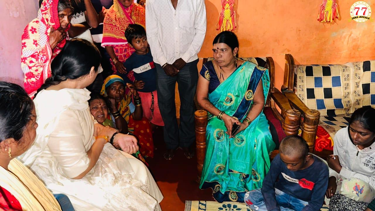 ಸುಳೇಭಾವಿ ಮೃತ ಮಹಿಳೆಯರ ಮನೆಗೆ ತೆರಳಿ ಸಾಂತ್ವನ ಹೇಳಿ ಆರ್ಥಿಕ ಸಹಾಯ ಮಾಡಿದ ಲಕ್ಷ್ಮೀ ಹೆಬ್ಬಾಳ್ಕರ್