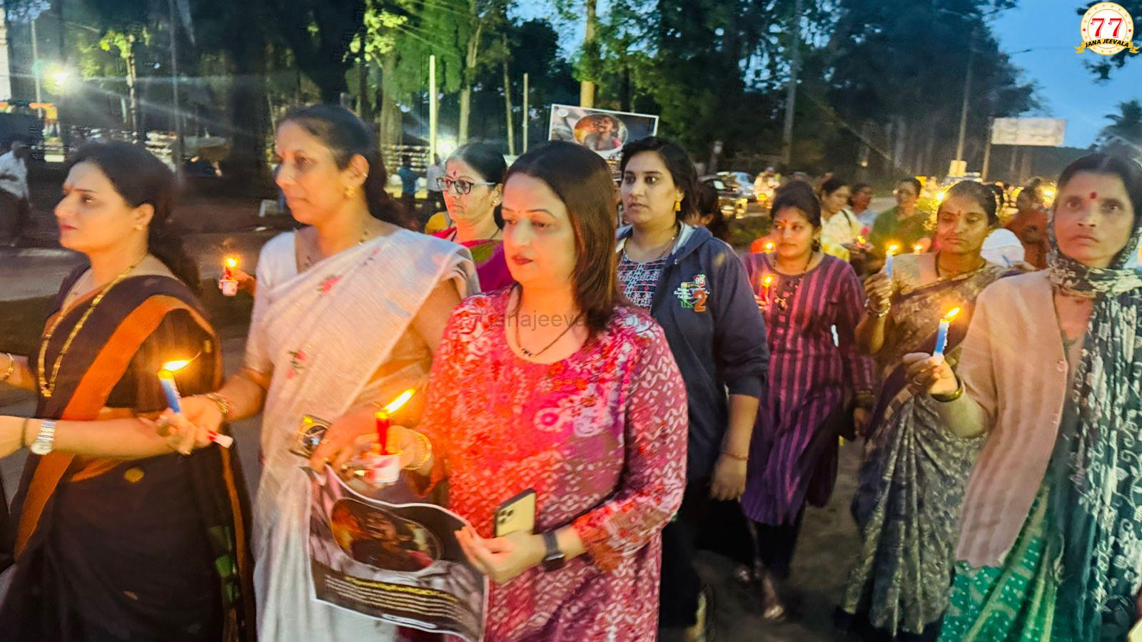 ಕೊಲ್ಕತ್ತಾ ಘಟನೆ : ಬೆಳಗಾವಿಯಲ್ಲಿ ಡಾ.ಸೋನಾಲಿ ಸರ್ನೋಬತ್ ನೇತೃತ್ವದಲ್ಲಿ ಮೇಣದಬತ್ತಿ ಹಚ್ಚಿ ಪ್ರತಿಭಟನಾ ಮೆರವಣಿಗೆ
