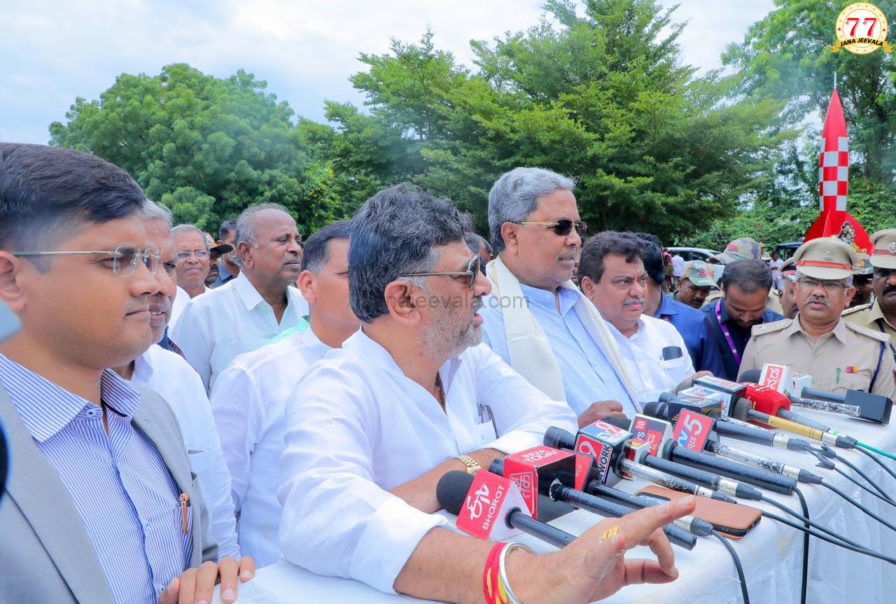 ಕುಮಾರಸ್ವಾಮಿ ಎಂದಿಗೂ ಹಿಟ್ ಆಂಡ್ ರನ್ ಕೇಸ್-ಪ್ರಾಸಿಕ್ಯೂಷನ್ ಗೆ ತಕ್ಷಣ ಅನುಮತಿ ನೀಡಿ ರಾಜ್ಯಪಾಲರು ತಾರತಮ್ಯ ಎಸಗಿಲ್ಲವೇ ? : ಸಿದ್ದರಾಮಯ್ಯ ಪ್ರಶ್ನೆ