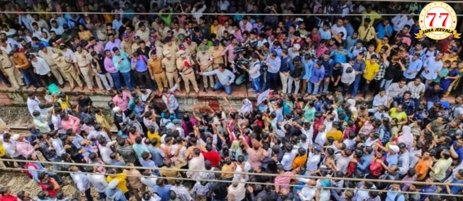 ಥಾಣೆಯಲ್ಲಿ 4 ವರ್ಷದ ಇಬ್ಬರು ಬಾಲಕಿಯರ ಮೇಲಿನ ಲೈಂಗಿಕ ದೌರ್ಜನ್ಯದ ವಿರುದ್ಧ ಬೃಹತ್ ಪ್ರತಿಭಟನೆ ; ಪೊಲೀಸರಿಂದ ಲಾಠಿ ಚಾರ್ಜ್‌