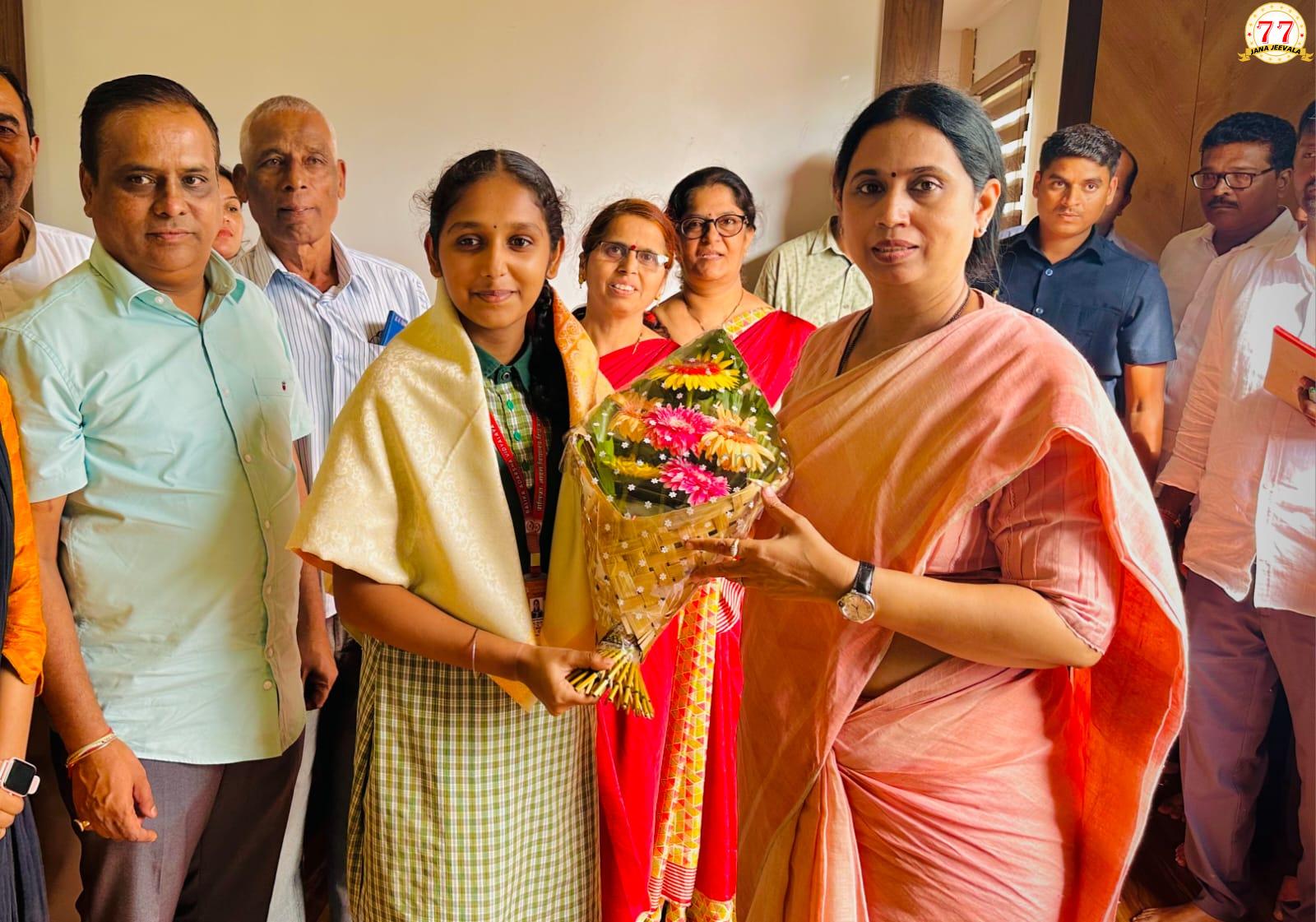 ಜೀವ ಉಳಿಸಿ ಮಾನವೀಯತೆ ಮೆರೆದ ವಿದ್ಯಾರ್ಥಿನಿ ಸ್ಪೂರ್ತಿಯನ್ನು ಸನ್ಮಾನಿಸಿದ ಸಚಿವೆ ಲಕ್ಷ್ಮೀ ಹೆಬ್ಬಾಳಕರ್