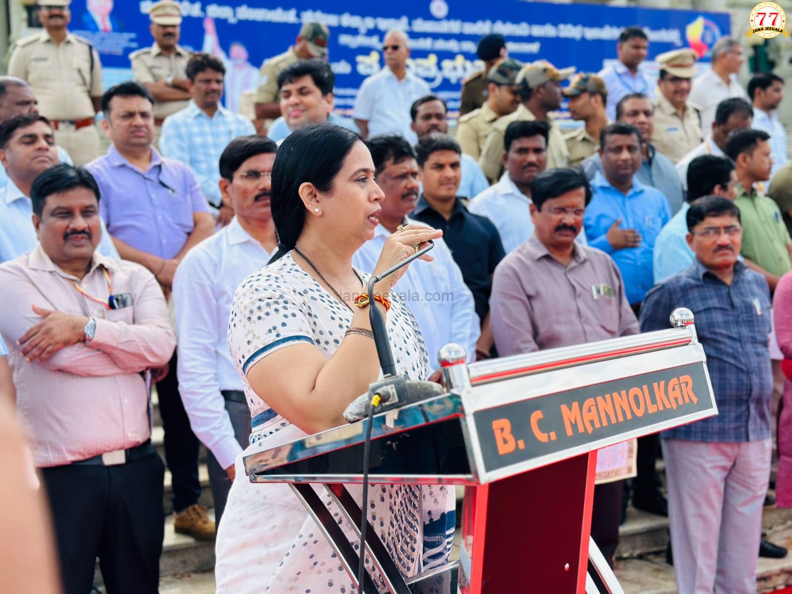 ಬೆಳಗಾವಿಯಲ್ಲಿ ವಿಶ್ವ ಪ್ರಜಾಪ್ರಭುತ್ವ ದಿನಾಚರಣೆಯಲ್ಲಿ ಸಚಿವರು ಭಾಗಿ-ಮಾನವ ಸರಪಳಿ ಮೂಲಕ ಪ್ರಜಾಪ್ರಭುತ್ವದ ಆಶಯಗಳ ಪಸರಿಸುವ ಕಾರ್ಯ ಸಾಕಾರ- ಸಚಿವೆ ಲಕ್ಷ್ಮೀ ಹೆಬ್ಬಾಳಕರ್