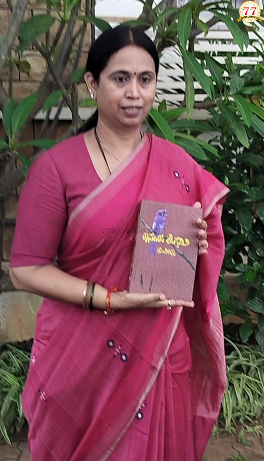 ಗೃಹಲಕ್ಷ್ಮಿ ಹಣದಿಂದ ಗ್ರಂಥಾಲಯ ನಿರ್ಮಿಸಿದ್ದ ಮಲ್ಲವ್ವ ಮೇಟಿ ಕಾರ್ಯವನ್ನು ಶ್ಲಾಘಿಸಿದ ಸಚಿವೆ ಲಕ್ಷ್ಮೀ ಹೆಬ್ಬಾಳಕರ್ ಗ್ರಂಥಾಲಯಕ್ಕೆ ಕುವೆಂಪು ಅವರ ಕಾನೂರು ಹೆಗ್ಗಡತಿ ಪುಸ್ತಕ ಉಡುಗೊರೆ ನೀಡಿದ ಸಚಿವರು