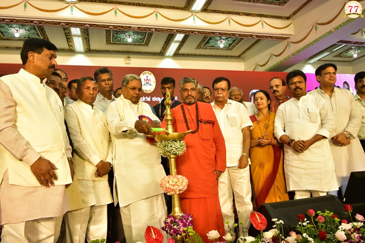 ಎಲ್ಲಾ ಎಸ್ ಟಿ ವಸತಿ ಶಾಲೆಗಳಿಗೆ ಮತ್ತು ರಾಯಚೂರು ವಿವಿಗೆ ವಾಲ್ಮೀಕಿ ಹೆಸರು ಇಡಲಾಗುವುದು: ಸಿದ್ದರಾಮಯ್ಯ ಮಹತ್ವದ ಘೋಷಣೆ