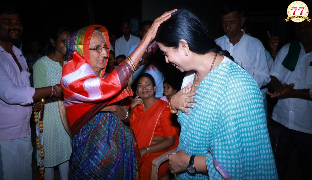 ಶಿಗ್ಗಾವಿ -ಸವಣೂರಿನಲ್ಲಿ ಸಚಿವೆ ಲಕ್ಷ್ಮೀ ಹೆಬ್ಬಾಳಕರ್ ಹವಾ : ಗೃಹಲಕ್ಷ್ಮೀ ಯೋಜನೆಯ ರೂವಾರಿ ಮನೆಗೆ ಬಂದ ಸಂತಸ ಹೋದಲೆಲ್ಲಾ ಸೆಲ್ಫಿಗೆ ಮುಗಿ ಬೀಳುವ ಅಭಿಮಾನಿಗಳು
