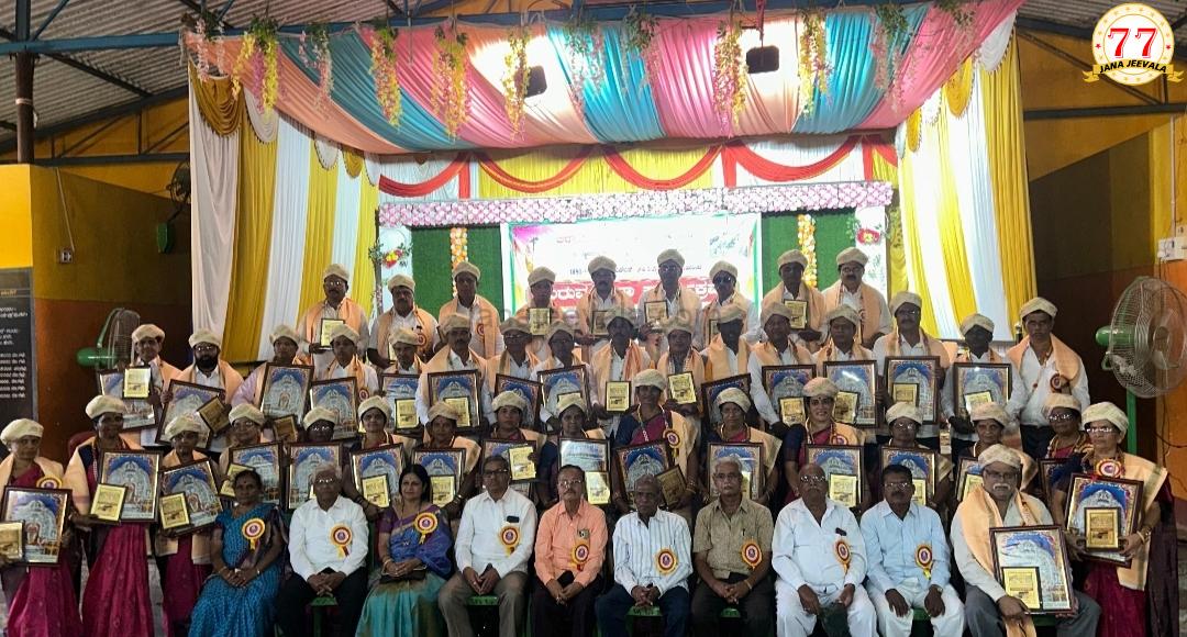 43 ವರ್ಷಗಳ ನಂತರ ಸೇರಿದ ಹಳೇ ವಿದ್ಯಾರ್ಥಿಗಳು  ಬಾಲ್ಯದ ನೆನಪುಗಳ ಮೆಲುಕು