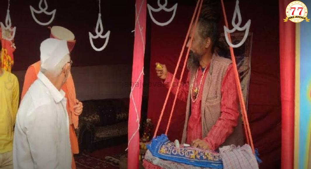 ಆರು ವರ್ಷಗಳಿಂದ ನಿಂತೇ ತಪಸ್ಸು ಮಾಡುತ್ತಿರುವ ಬಾಬಾ