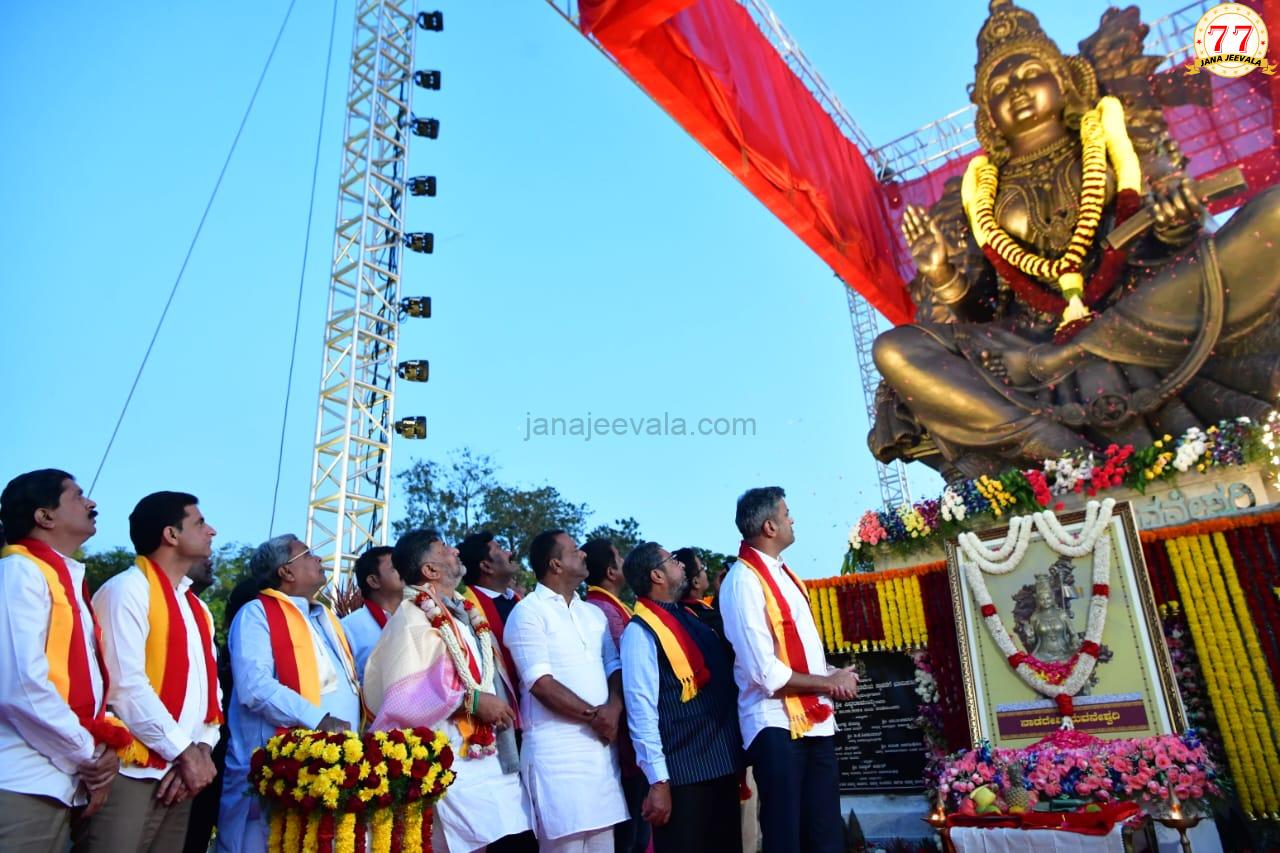 ಭುವನೇಶ್ವರಿಯ ಪುತ್ಥಳಿ ವಿಧಾನಸೌಧದಲ್ಲಿ ಸ್ಥಾಪಿಸಿದ್ದು ಕನ್ನಡಿಗರ ಹೆಮ್ಮೆಯ ದಿನ: ಎಲ್ಲಾ ಭಾಷೆಗಳನ್ನು ಪ್ರೀತಿಸಬೇಕು. ಕನ್ನಡವನ್ನು ಮಾತ್ರ ಬಳಸಬೇಕು, ಬೆಳೆಸಬೇಕು, ಬೆಳಗಬೇಕು- ಕನ್ನಡ ಹೋರಾಟಗಾರರ ಎಲ್ಲಾ ಕೇಸ್ ವಾಪಾಸ್: ಸಿಎಂ ಘೋಷಣೆ