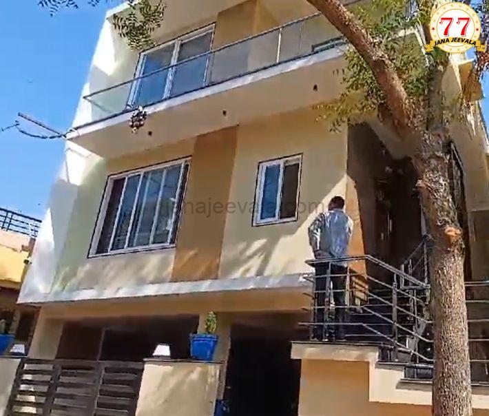 ಬೆಳಂಬೆಳಿಗ್ಗೆ ನಿದ್ದೆಯಲ್ಲಿದ್ದ ಗೋಕಾಕ ಕಂದಾಯ ಅಧಿಕಾರಿಗಳಿಗೆ ಶಾಕ್ ನೀಡಿದ ಬೆಳಗಾವಿ ಲೋಕಾಯುಕ್ತ ಪೊಲೀಸರು ...!