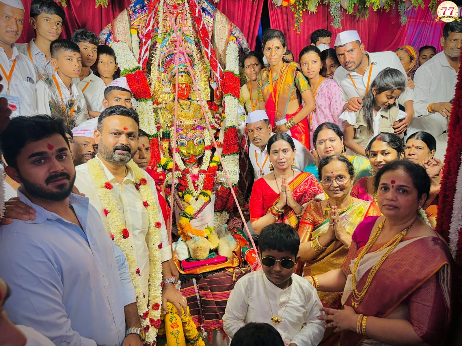 ಸುಳೆಬಾವಿ ಜಾತ್ರೆಯಲ್ಲಿ ಕುಟುಂಬ ಸಮೇತ ಪಾಲ್ಗೊಂಡ ಸಚಿವೆ ಲಕ್ಷ್ಮೀ ಹೆಬ್ಬಾಳಕರ್