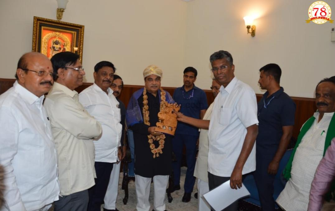 ಕೇಂದ್ರ ಸಾರಿಗೆ ಸಚಿವ ನಿತಿನ್ ಗಡ್ಕರಿಯವರನ್ನು ಭೇಟಿ ಮಾಡಿದ ಸಿಎಂ:  ರಾಜ್ಯದ ಸಾಮಾಜಿಕ ಮತ್ತು ಆರ್ಥಿಕ ಅಭಿವೃದ್ದಿಗಾಗಿ ಪೂರಕ ಪ್ರಸ್ತಾವನೆಗಳನ್ನು ಮಂಜೂರು ಮಾಡಲು ಮನವಿ