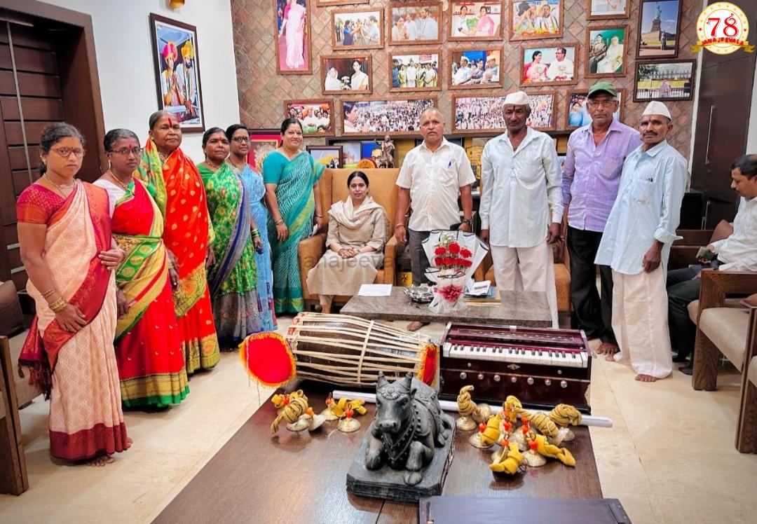 ಭಜನೆ ಸಲಕರಣೆ ವಿತರಿಸಿದ ಸಚಿವೆ ಲಕ್ಷ್ಮೀ ಹೆಬ್ಬಾಳಕರ್