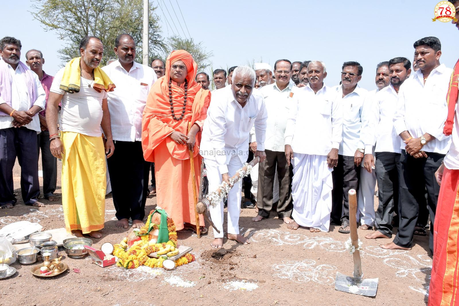 ಗುರು ಭವನ ನಿರ್ಮಾಣ ಕಾಮಗಾರಿಗೆ ಭೂಮಿ ಪೂಜೆ ನೆರವೇರಿಸಿದ ಈರಣ್ಣ ಕಡಾಡಿ