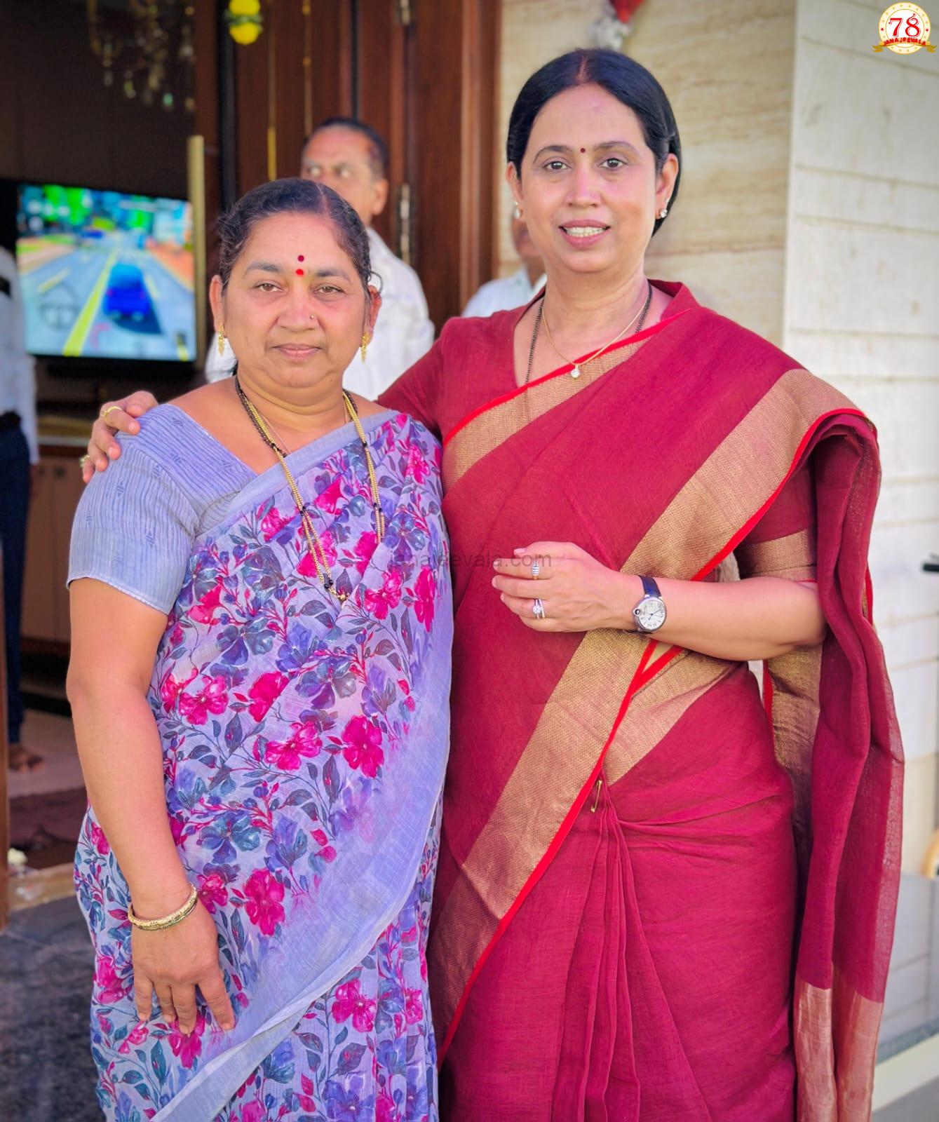 ಬಾಲ್ಯ ಸ್ನೇಹಿತೆ ಜೊತೆ ಸಂಭ್ರಮಿಸಿದ ಸಚಿವೆ ಲಕ್ಷ್ಮೀ ಹೆಬ್ಬಾಳಕರ್