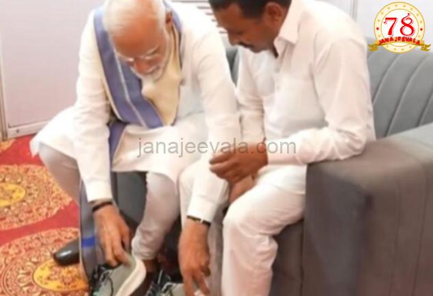 ಮೋದಿ ಪ್ರಧಾನಿ ಆಗುವವರೆಗೆ ಚಪ್ಪಲಿ ಧರಿಸಲ್ಲ ಎಂದು ಪಣತೊಟ್ಟಿದ್ದ ಅಭಿಮಾನಿಗೆ ಶೂ ತೊಡಿಸಿದ ಪ್ರಧಾನಿ ಮೋದಿ…!