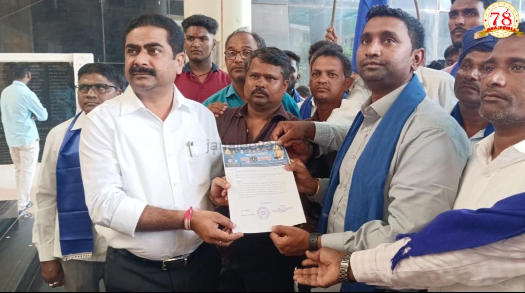 ಬೆಳಗಾವಿ ಮಹಾನಗರ ಪಾಲಿಕೆಯಿಂದ ಎಸ್ಸಿ/ ಎಸ್ಟಿ ವಿದ್ಯಾರ್ಥಿ ಗಳಿಗೆ 123 ಲ್ಯಾಪ್ ಟಾಪ್ ಖರೀದಿಯಲ್ಲಿ ಅಕ್ರಮ: ರಾಜೇಶ್ ಎಂಟರ್ ಪ್ರೈಸಸ್ ಮೇಲೆ ತನಿಖೆಗೆ ಬೀದಿಗಿಳಿದು ಪ್ರತಿಭಟನೆ ನಡೆಸಿದ ಸಂಘಟನೆ