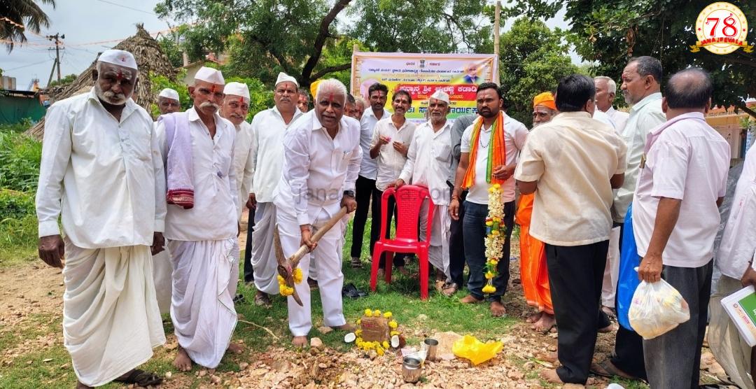 ಬಸ್ ಪ್ರಯಾಣಿಕರ ತಂಗುದಾನ ಮತ್ತು ಸಮುದಾಯ ಭವನ ಕಾಮಗಾರಿಗಳಿಗೆ ಭೂಮಿ ಪೂಜೆ ನೆರವೇರಿಸಿದ ಈರಣ್ಣ ಕಡಾಡಿ