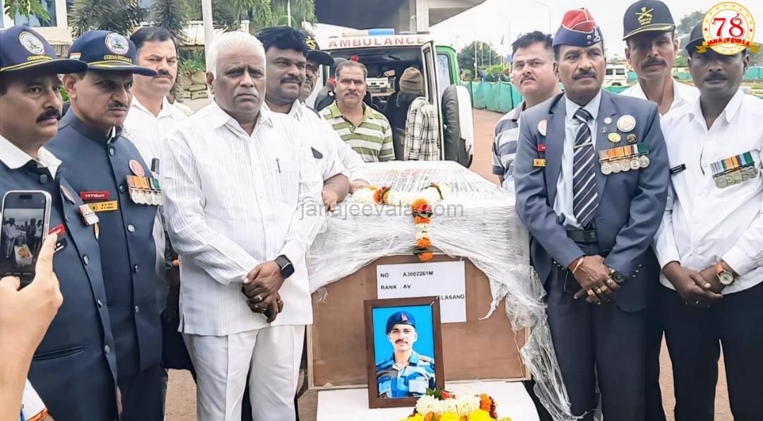 ವೀರ ಯೋಧನ ಪಾರ್ಥಿವ ಶರೀರಕ್ಕೆ ಪುಷ್ಪ ನಮನ ಸಲ್ಲಿಸಿದ ಈರಣ್ಣ ಕಡಾಡಿ