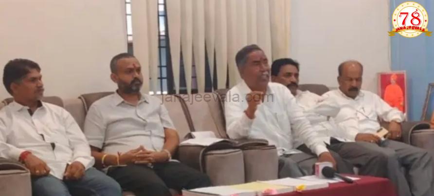 ಚನ್ನರಾಜ ಹಟ್ಟಿಹೊಳಿ, ವಿಠ್ಠಲ ಹಲಗೇಕರ, ರಾಜು ಸಿದ್ದಾಣಿ ಈ ಮೂವರಲ್ಲಿ ಒಬ್ಬರನ್ನು ಅಭ್ಯರ್ಥಿಯನ್ನಾಗಿ ಘೋಷಿಸಲು ನಿರ್ಧಾರ