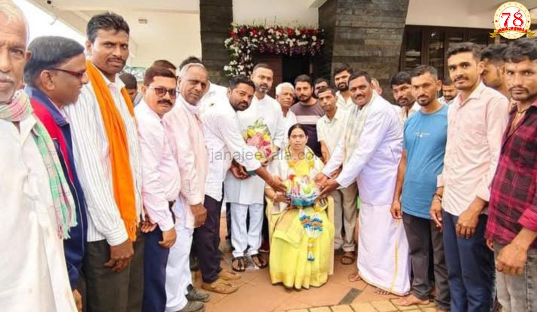 ಉನ್ನತೀಕರಿಸಿದ ಪ್ರೌಢ ಶಾಲೆ ಮಂಜೂರು: ಸಚಿವೆ ಲಕ್ಷ್ಮೀ ಹೆಬ್ಬಾಳಕರ್ ಗೆ ಸನ್ಮಾನ