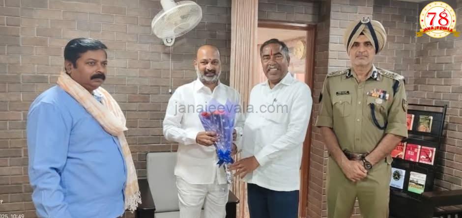 ಬೆಳಗಾವಿಗೆ ಆಗಮಿಸಿದ ಕೇಂದ್ರ ಗೃಹ ವ್ಯವಹಾರ ರಾಜ್ಯ ಬಂಡಿ ಸಂಜಯ ಕುಮಾರ ಅವರನ್ನು ಸನ್ಮಾನಿಸಿದ ಖಾನಾಪುರ ಶಾಸಕ ವಿಠ್ಠಲ ಹಲಗೇಕರ